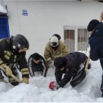 В Алтайском крае спасатели достали мужчину из-под сошедшей с крыши лавины