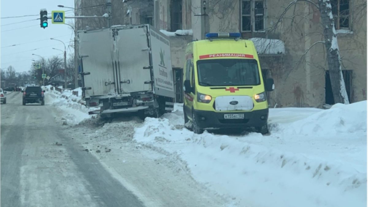 В Барнауле грузовик сбил ребенка – момент попал на видео