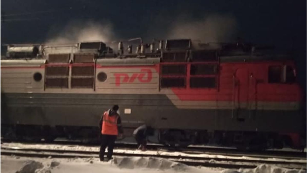 Локомотив грузового состава загорелся на железной дороге в Алтайском крае