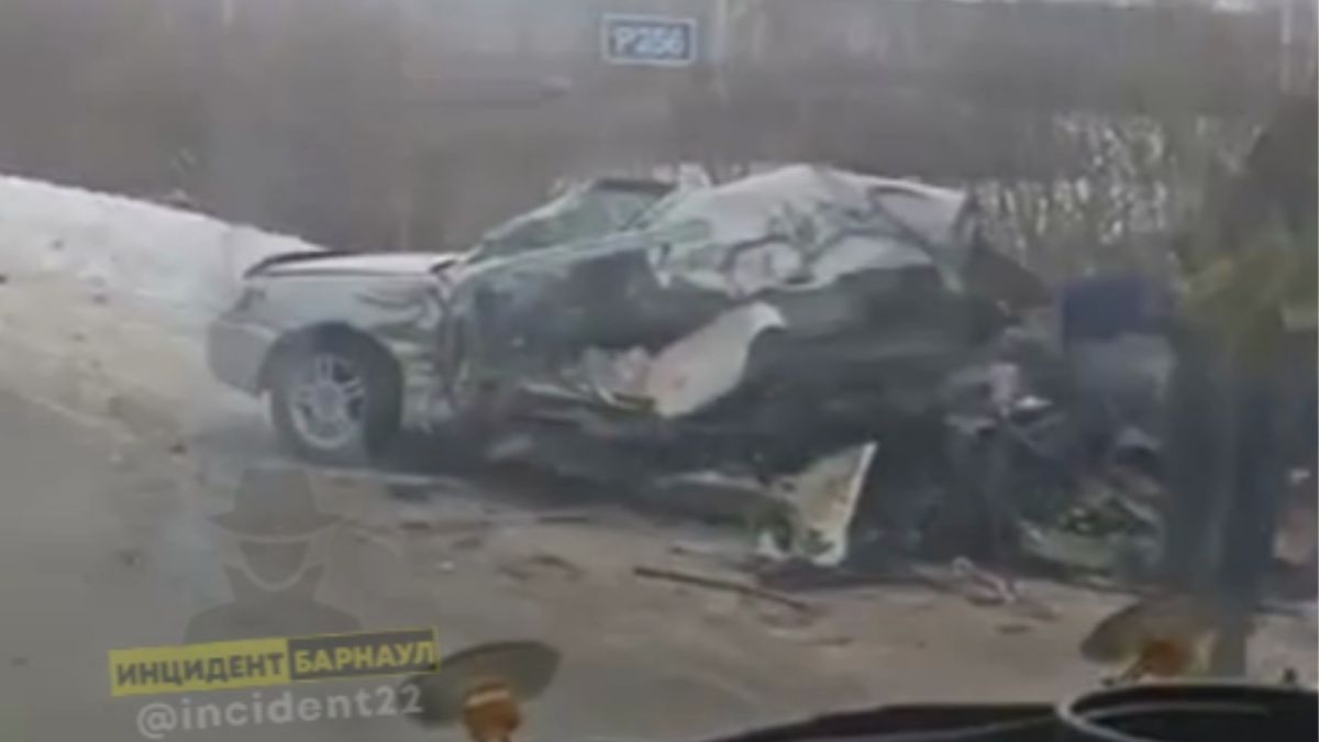 Автомобиль "разорвало" после столкновения с фурой на трассе Барнаул-Новосибирск