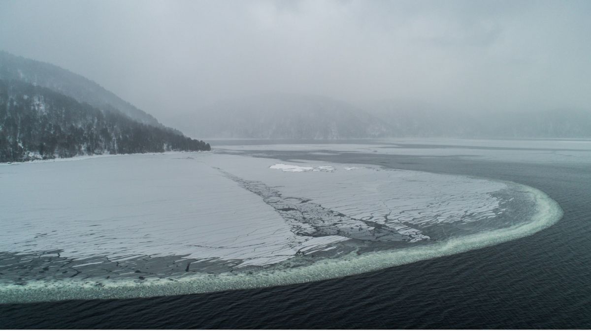 На Телецком озере засняли удивительное явление "снежное одеяло" 