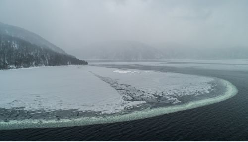 На Телецком озере засняли удивительное явление снежное одеяло