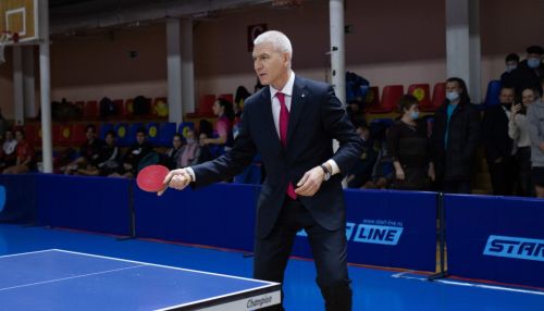 Сыграл и поработал: как провел время в Барнауле министр спорта России