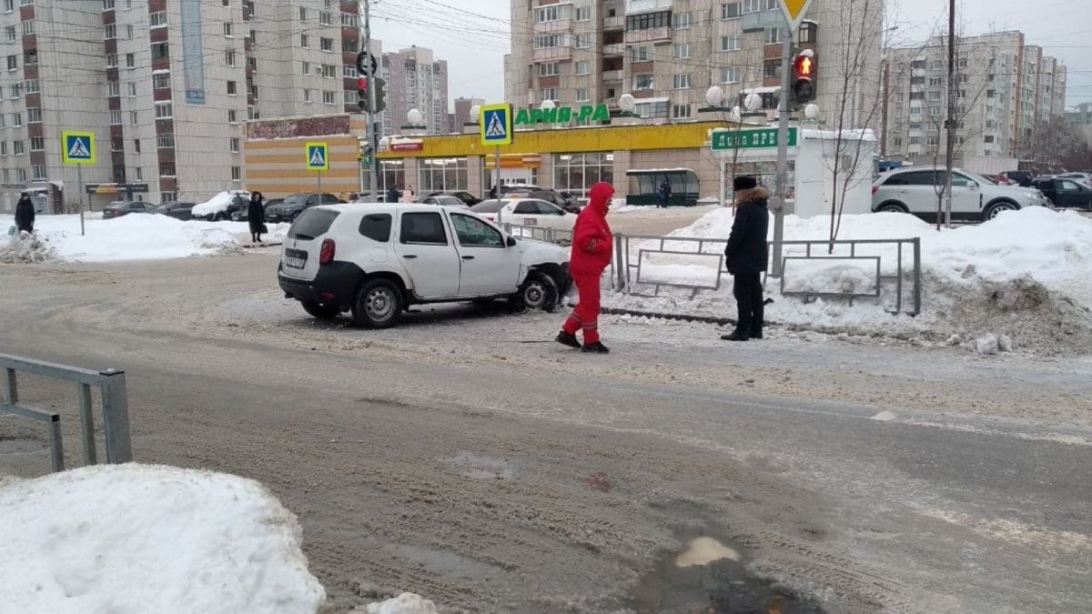 В центре Барнаула "паркетник" влетел в ограждение после ДТП