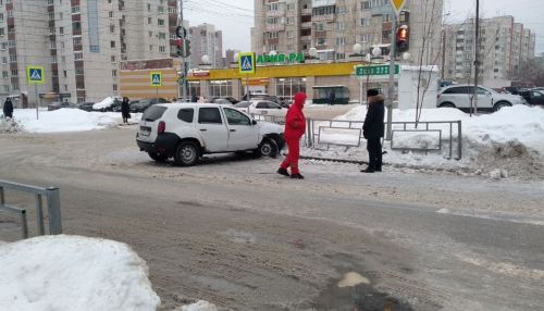 В центре Барнаула паркетник влетел в ограждение после ДТП