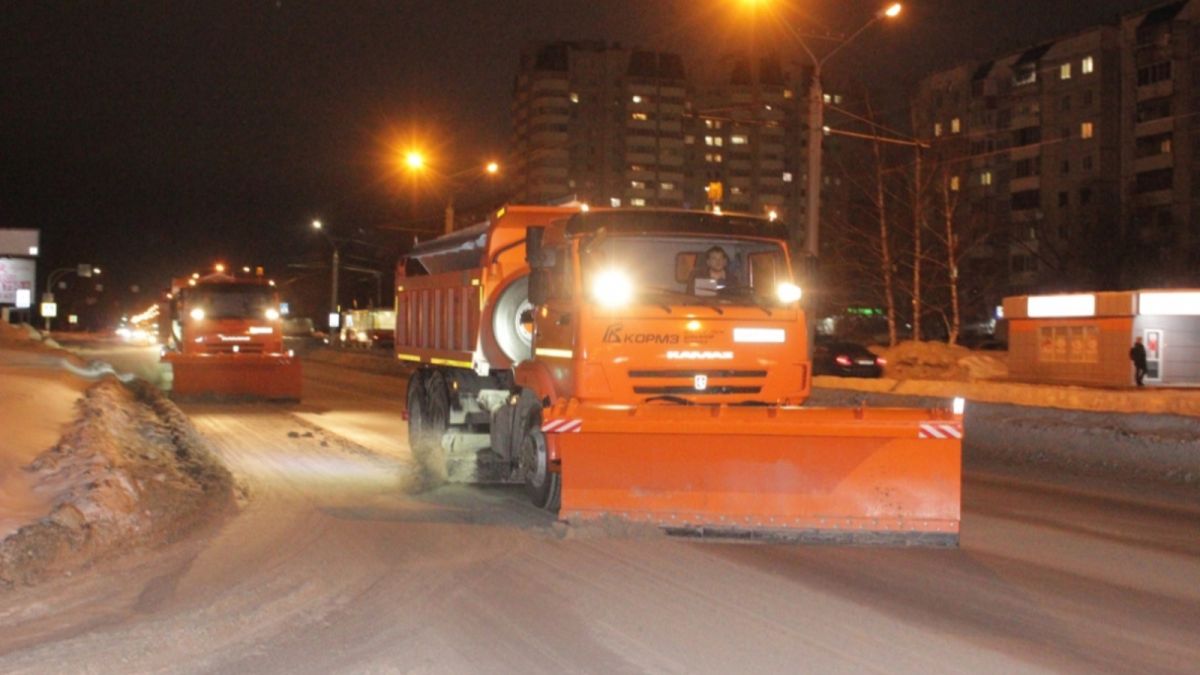 Около 70 единиц техники выпустили на уборку снега в Барнауле