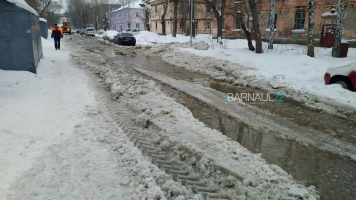 Вода затопила проезжую часть из-за порыва водопровода в Барнауле