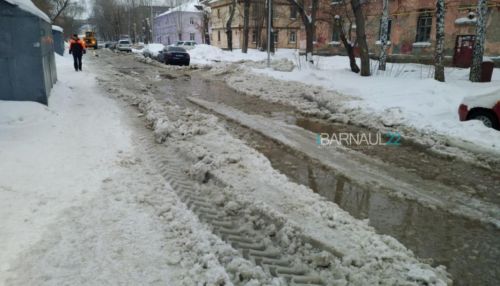 Вода затопила проезжую часть из-за порыва водопровода в Барнауле