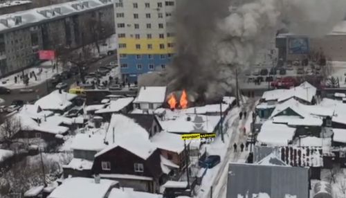 В центре Барнаула загорелся частный жилой дом с тремя детьми