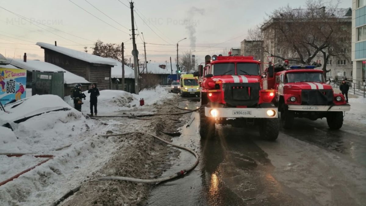 Один человек погиб на пожаре в частном доме Барнаула