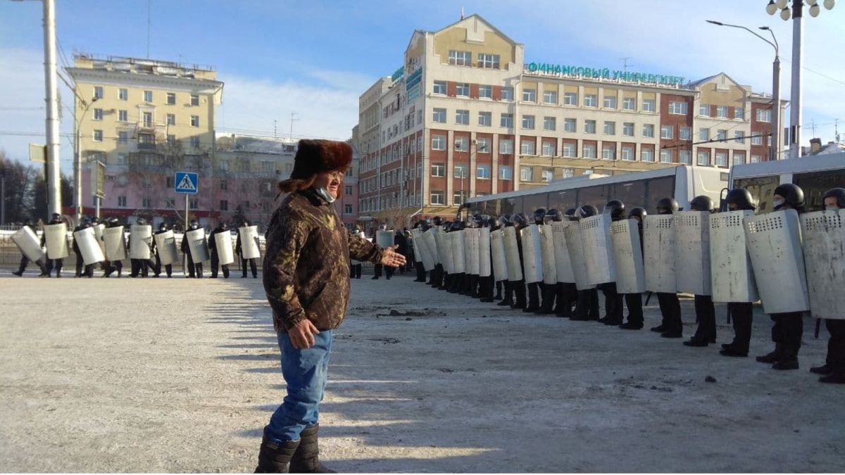 Полиция "выдавила" протестующих с площади Советов в Барнауле
