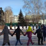 Митингующие в Барнауле поводили хоровод на площади Свободы