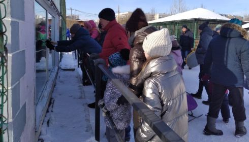 Сотни барнаульцев пришли 31 января в зоопарк и на каток