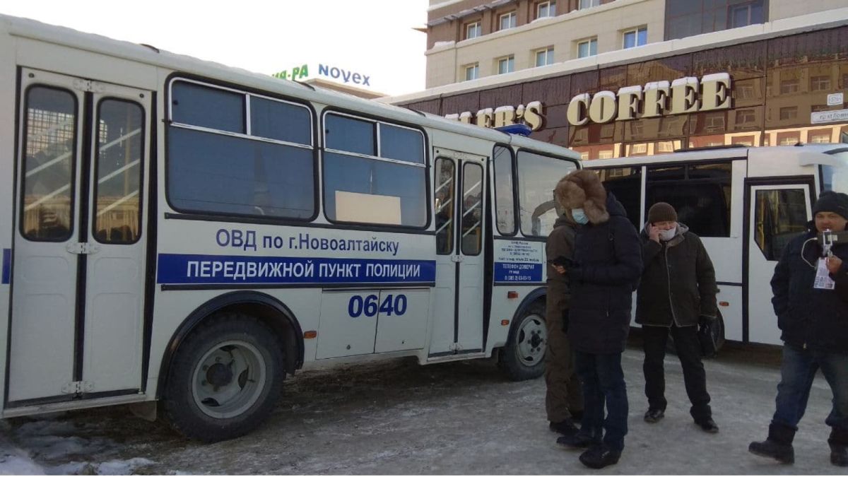 Полиция назвала число участников и задержанных на митинге в Барнауле