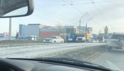 ДТП парализовало движение на Новом рынке в Барнауле