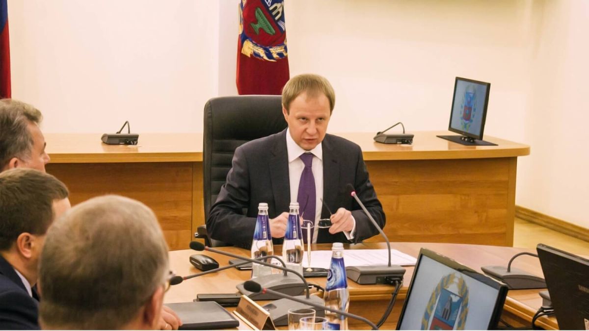 Томенко попросил министра строительства Ивана Гилева поработать со строителями