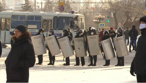 Митинг в Барнауле 31 января: золотой ёршик, оцепление и недовольные жители