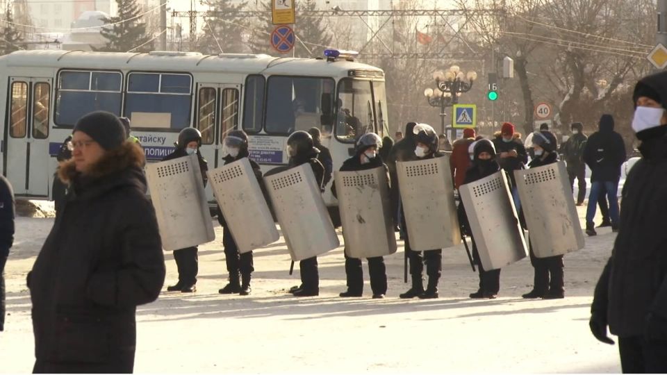 Митинг в Барнауле 31 января: золотой ёршик, оцепление и недовольные жители