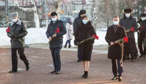 Мэр Барнаула возложил цветы в честь 78-летия Победы в Сталинградской битве