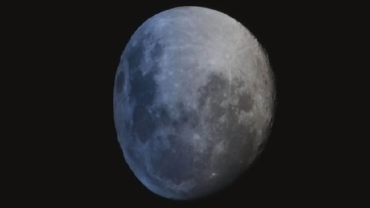 Космонавт опубликовал в соцсетях кадры "расплющенной" Луны