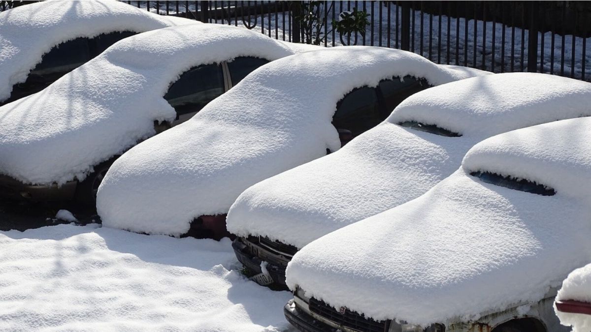 В Новосибирске упавший с крыши дома снег разбил припаркованные автомобили