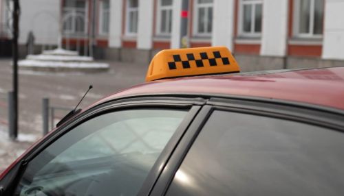 В Алтайском крае таксист спас пенсионерку от мошенников