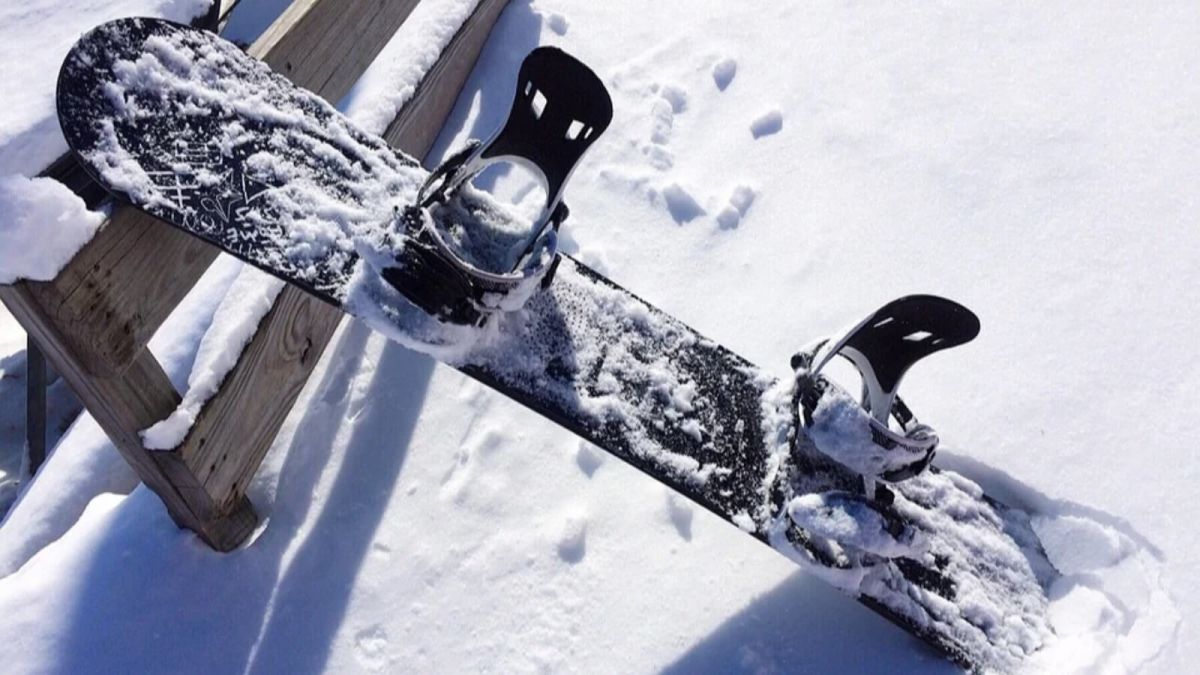Сноубордист проехал по тротуару в центре Барнаула после снегопада