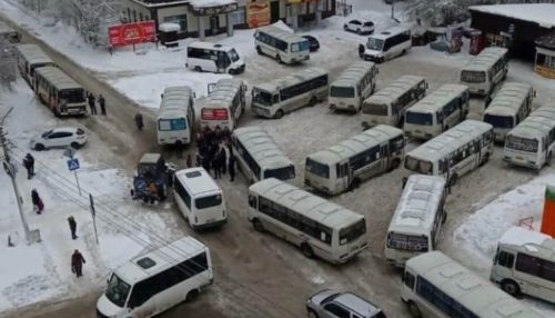 Водители маршрутных автобусов в Бийске устроили демарш из-за нечищеных дорог