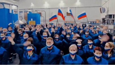 Рабочие барнаульского завода АТИ спели и сплясали в клипе за Путина