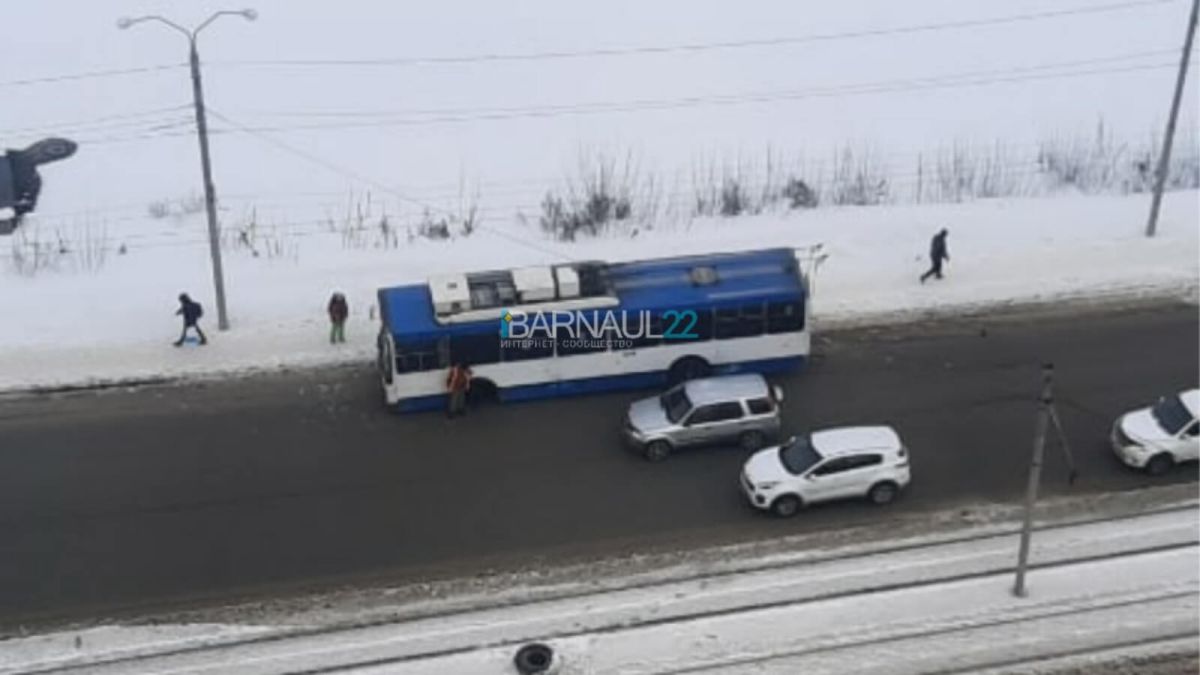 В центре Барнаула у троллейбуса на ходу отпало колесо
