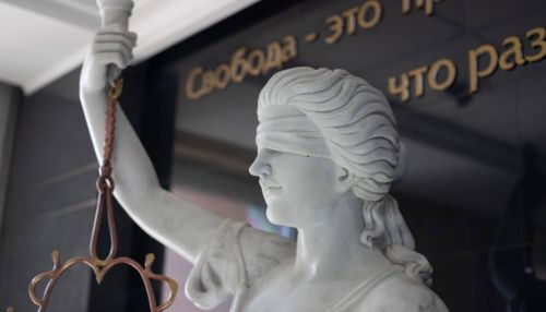 Экс-директора барнаульского филиала ЛГУ судят за особо крупные хищения