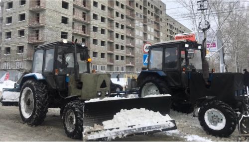 Мэр Бийска приехал на забастовку автобусников с трактором