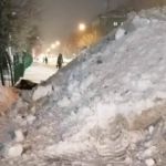 Мэрия Барнаула объяснила кучи снега на тротуарах и кашу у больниц