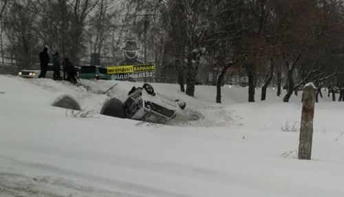 В Барнауле автомобиль улетел в кювет и опрокинулся