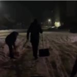 Устали ждать: бийчане самостоятельно вышли на очистку дорог от снега