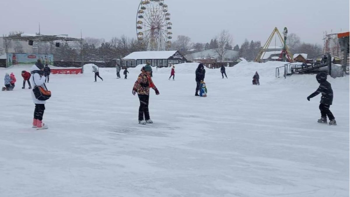 В Барнауле проходят "ароматные" катания на льду   