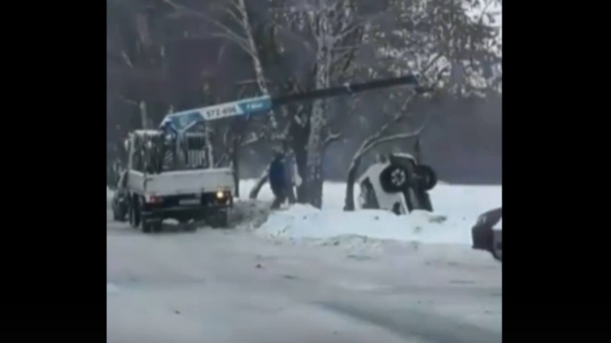 Момент ДТП с улетевшим в кювет авто на Павловском тракте попал на видео
