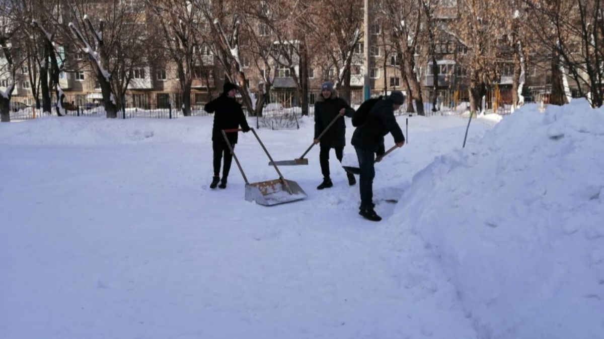 "Снежный штурм": в Барнауле на выходных убрали снег возле 40 детсадов