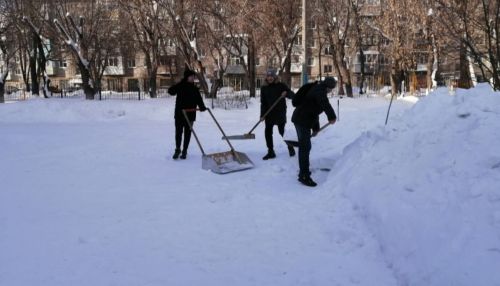 Снежный штурм: в Барнауле на выходных убрали снег возле 40 детсадов