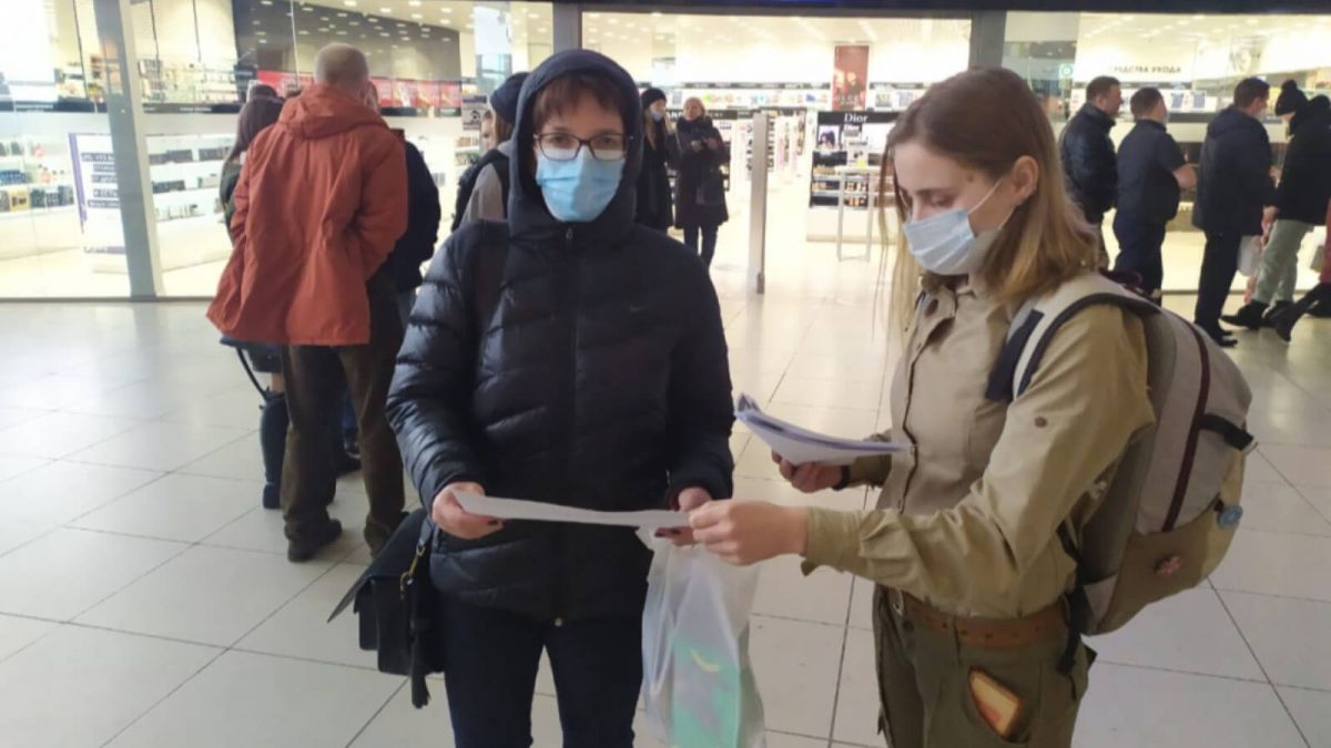 В торговых центрах Барнаула раздали листовки против экстремизма