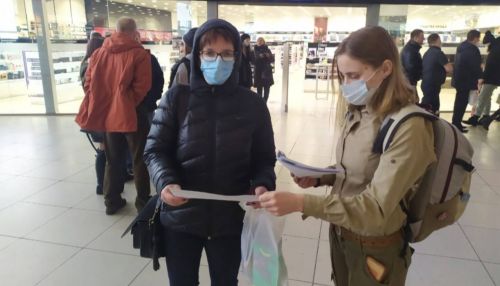 В торговых центрах Барнаула раздали листовки против экстремизма