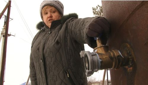 Жителей алтайского села снабжали водой из старой ржавой бочки