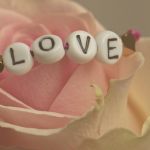 Идеи для подарков: чем порадовать девушку в День всех влюбленных