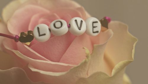 Идеи для подарков: чем порадовать девушку в День всех влюбленных