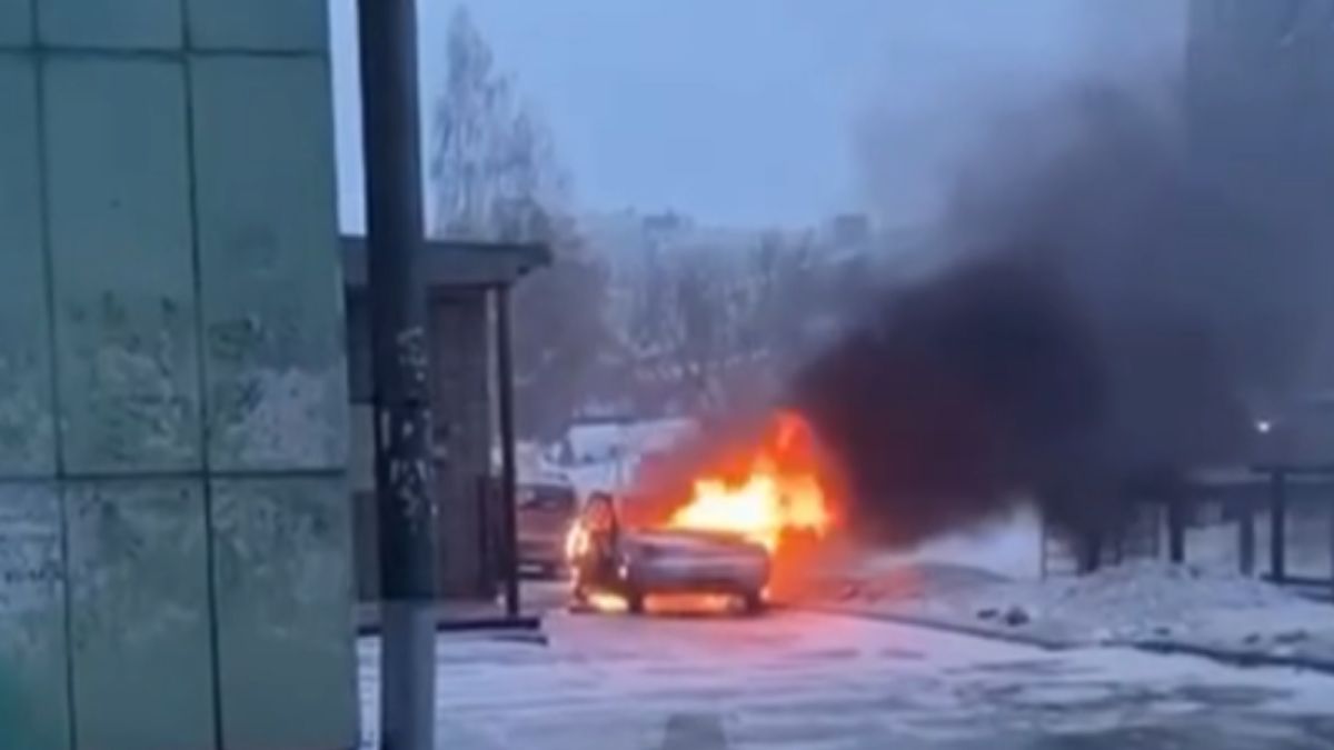 Утро не задалось: автомобиль дотла сгорел возле "Норд-Веста" в Барнауле