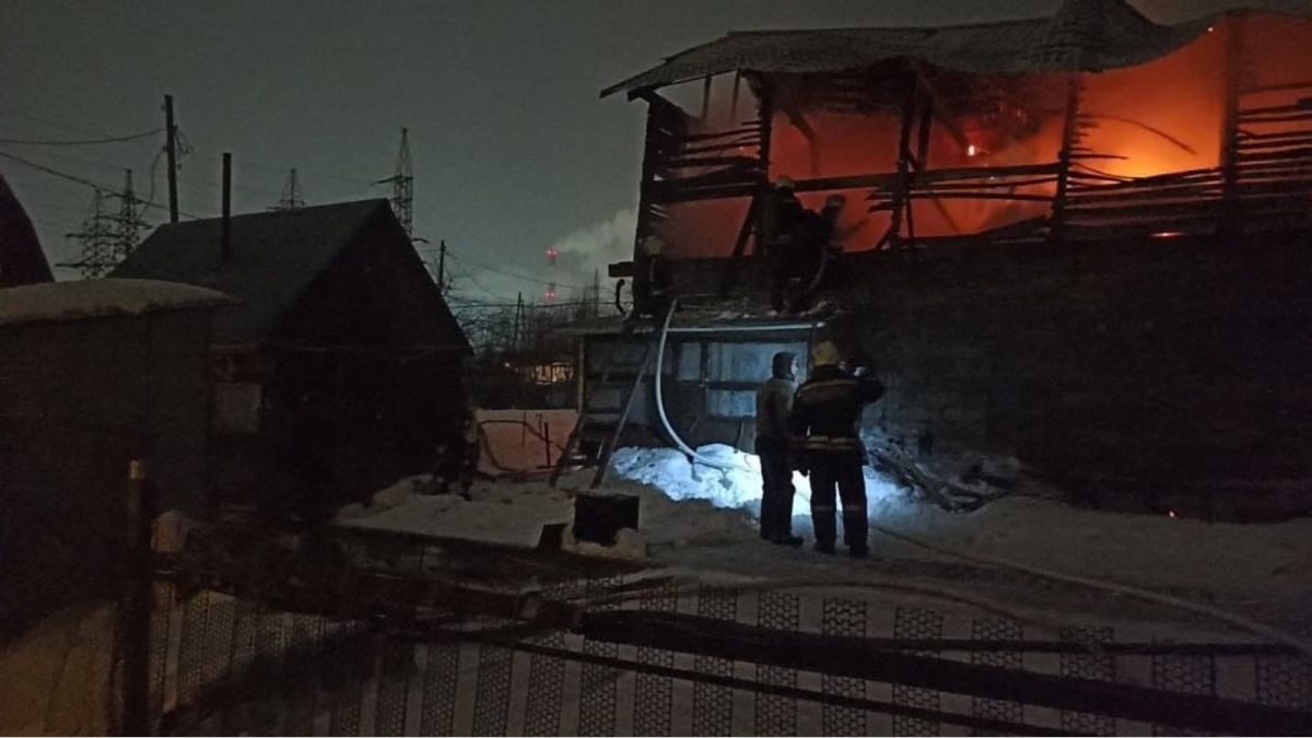 Два человека погибли во время крупного ночного пожара в Барнауле 