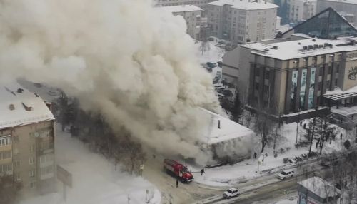 Более 100 человек эвакуировали из полыхающей школы на Алтае