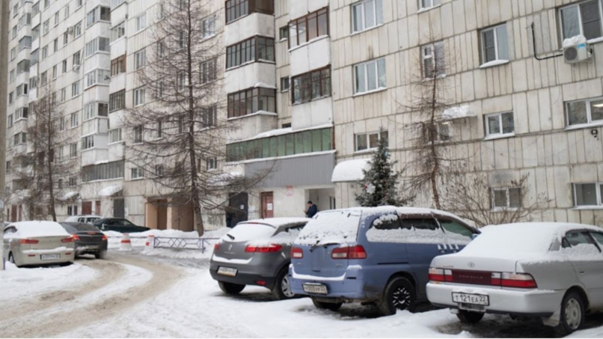 Запрыгнула на капот: жительница Барнаула пожаловалась на парковочные войны