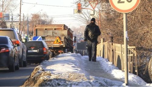 Барнаульцев отправили ходить по дороге вместо тротуара на время ремонта моста