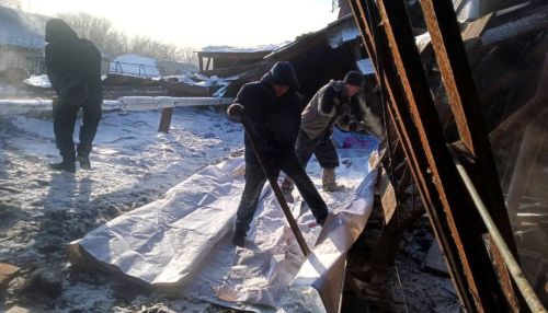 В Барнауле начался демонтаж крыши после обрушения в доме на Потоке